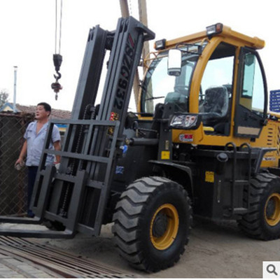 四驱越野叉车 高底盘与电动化技术的融合创新